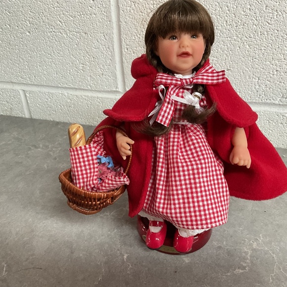 Lee Middleton miniature Little Red Riding Hood - Picture 1 of 6